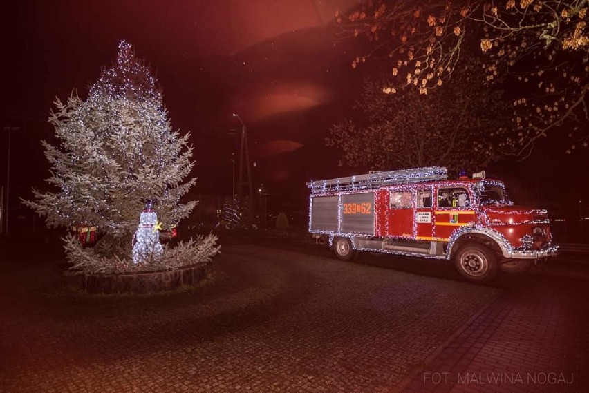 Świąteczny wóz strażacki jeździ po drogach w sołectwie Koszwały [ZDJĘCIA]