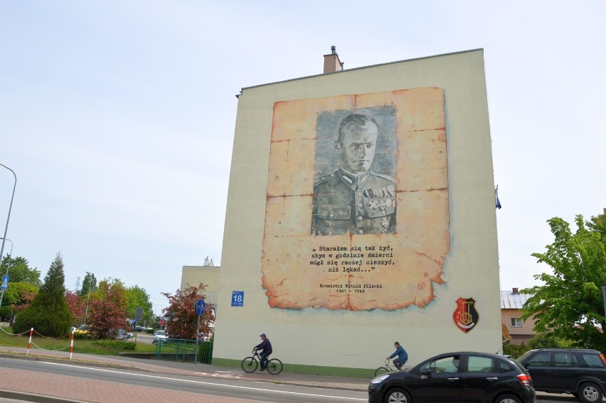 Stalowa Wola ma trzy murale na ścianach budynków. To...