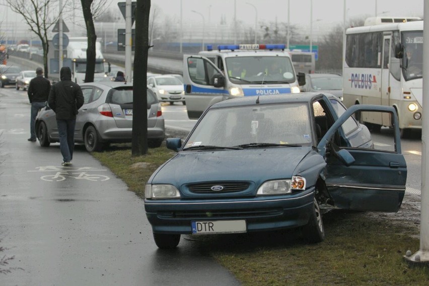 Wypadek na Kosmonautów. Duże korki w stronę Leśnicy (ZDJĘCIA)