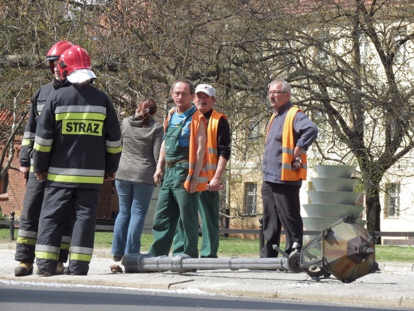 Wrocław: Na pl. Katedralnym ciężarówka złamała latarnię