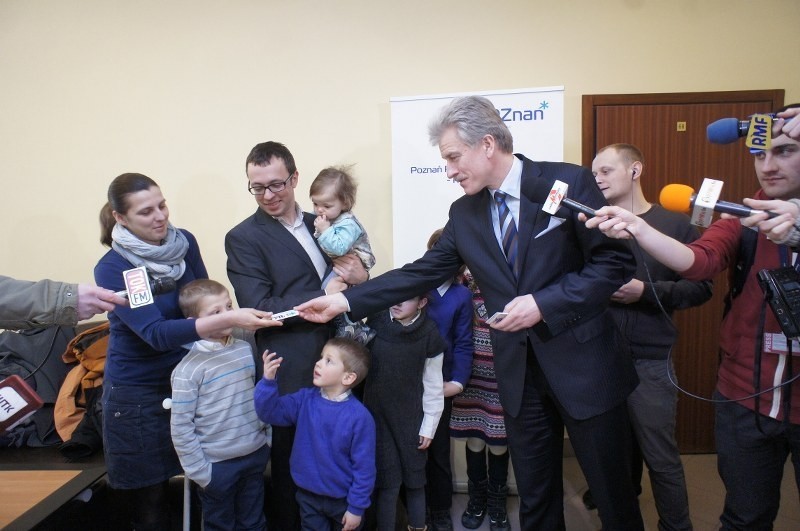 Poznań: Prezydent Grobelny wręczył pierwsze Karty Rodziny Dużej [ZDJĘCIA]