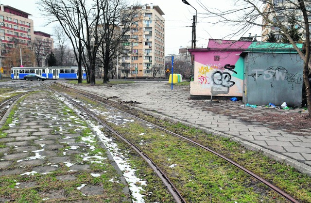 Mieszkańcy skarżą się, że w opuszczonym budynku ktoś urządza sobie libacje