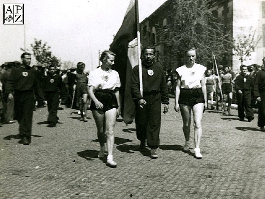 1 maja 1951 r. Zamość. Poczet grupy sportowej. Fotografię...