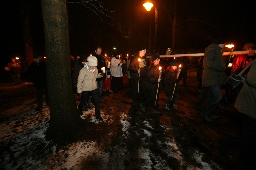 Wielki Piątek: Droga krzyżowa w katowickich Panewnikach [ZDJĘCIA]