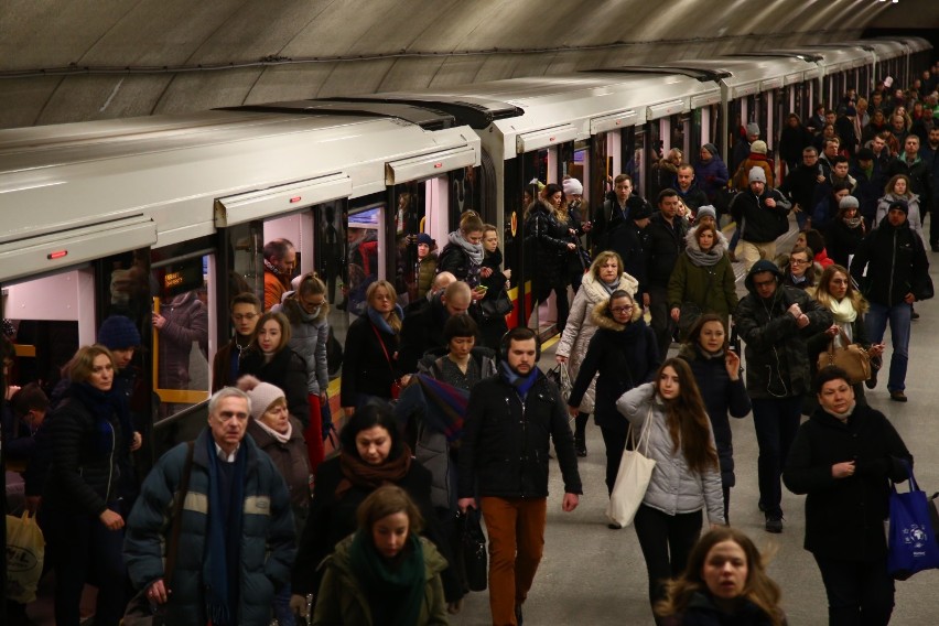 Warszawa po feriach. Potężne korki, tłumy na przystankach....