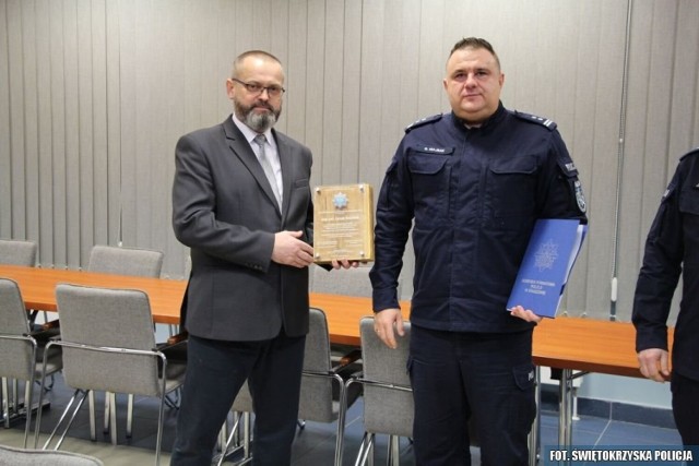 Naczelnika wydziału prewencji Jacka Śmistka pożegnał komendant powiatowy policji w Staszowie młodszy inspektor Grzegorz Majsak.