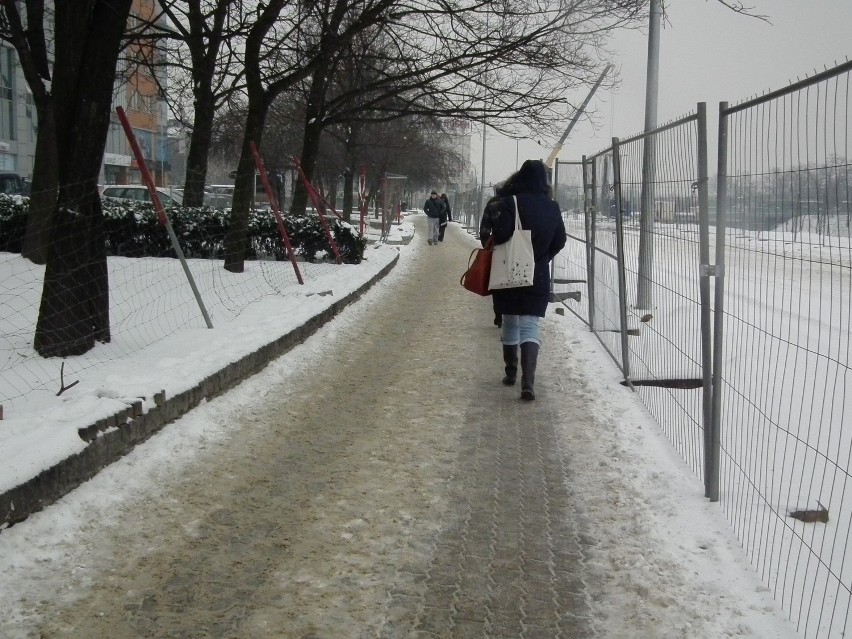 Śnieg i błoto utrudniają pieszym przejście od Dąbrowskiego...