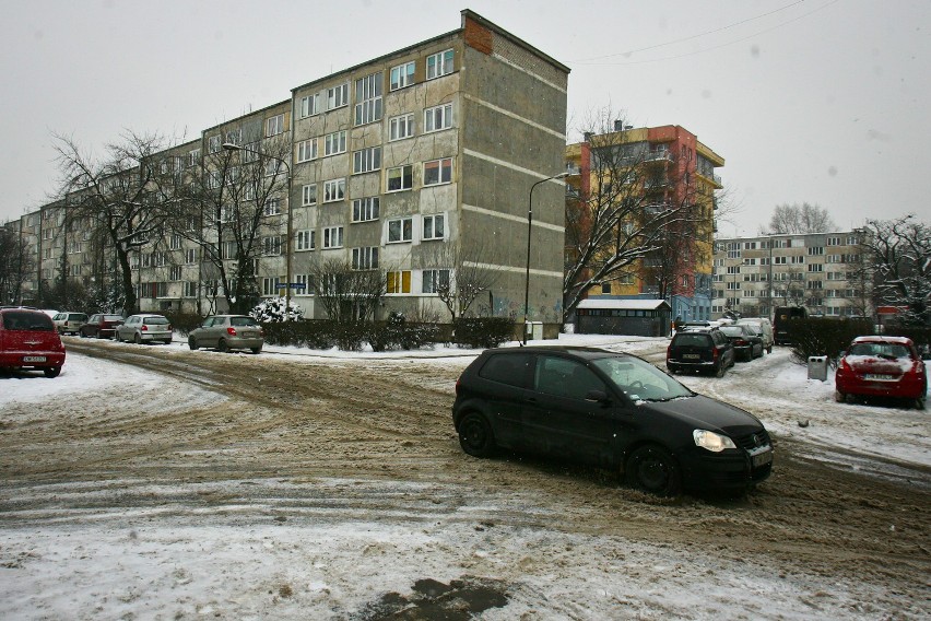 We Wrocławiu odśnieżają tylko główne ulice. Na bocznych ludzie wciąż czekają na pług