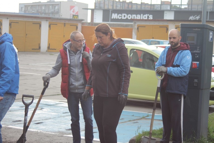 Rada Osiedla nr 8 w Krotoszynie pomagała przy budowie skweru [ZDJĘCIA]