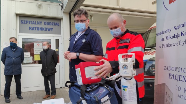 Prezydent Krzysztof Chojniak przekazał 3 mobilne respiratory zakupione przez miasto dla SSW im. M. Kopernika w Piotrkowie