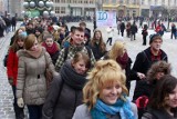 Wrocław: Polonez dla Fredry 2013 - maturzyści zatańczyli na Rynku (FILMY, ZDJĘCIA)