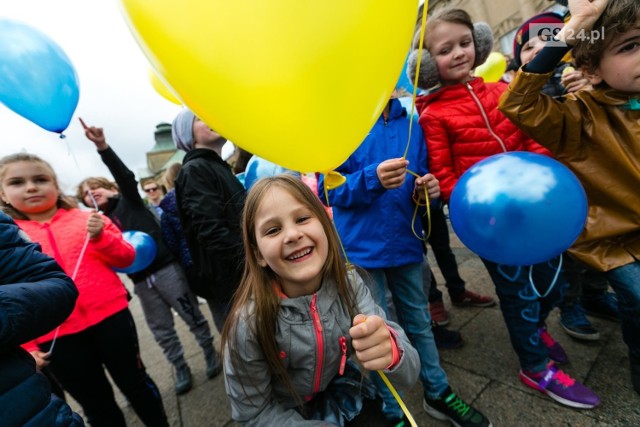 Równo o godzinie 12.00 dzieci wypuściły w powietrze balony, na których były wypisane życzenia dla państw Unii Europejskiej