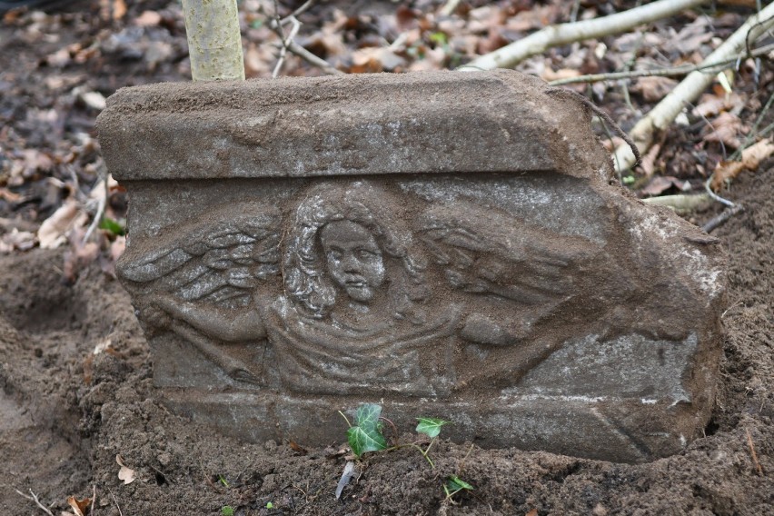 Pasjonaci historii w Namyślinie uporządkowali dawny, poniemiecki cmentarz. Nekropolia przez lata została zupełnie zniszczona