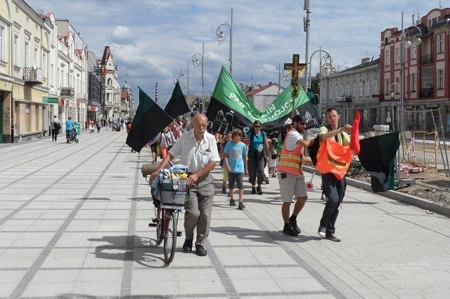 Pielgrzymka Diecezji Sosnowieckiej na Jasną Górę w pełnym słońcu! [ZDJĘCIA]