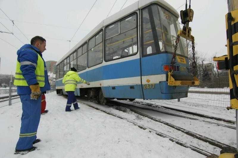 Wrocław: Tysiące ludzi nie dojechały do pracy, bo wykoleił się tramwaj (LIST, ZDJĘCIA)