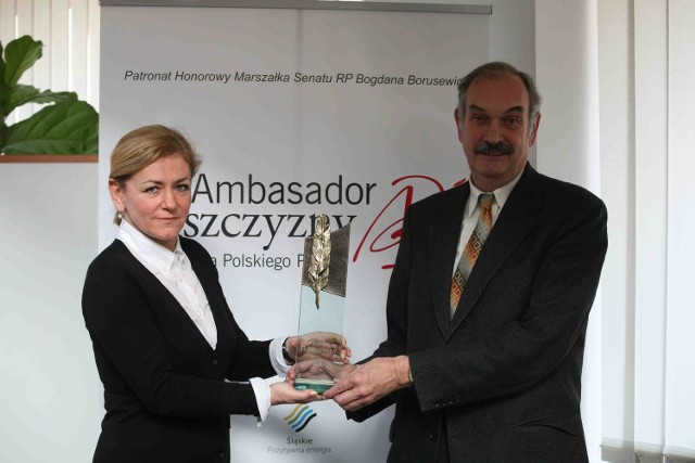 Krystyna Bochenek i Andrzej Markowski prezentują statuetkę Ambasadora Polszczyzny