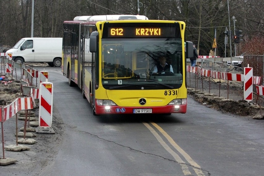 Po zmianie organizacji ruchu autobusy MPK ledwo mieszczą się na Ołtaszyńskiej (ZDJĘCIA)