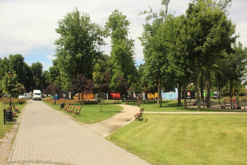 Burgery, frytki i inne pyszności. Zlot Food Trucków w łukowskim Parku Miejskim. Zobacz zdjęcia