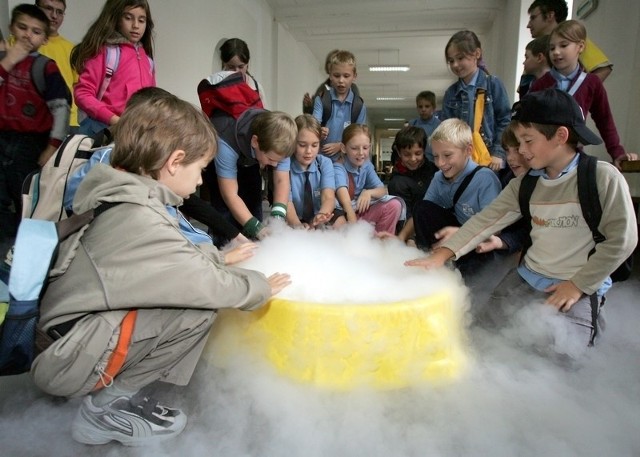 Chemiczne zabawy dla dzieci podczas ubiegłorocznej edycji Festiwalu Nauki