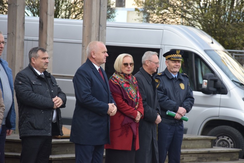 Hymn Polski odśpiewało około 1 tys. uczniów Elektryka.