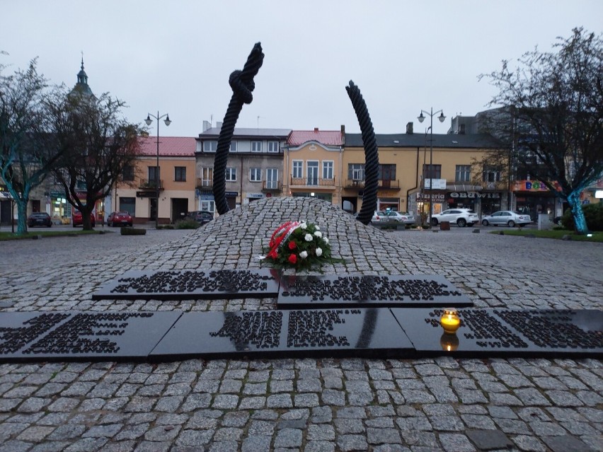 Pomnik upamiętniający egzekucję mieszkańców Ostrowca...