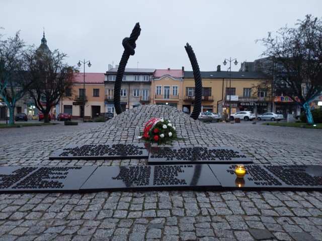 Pomnik upamiętniający egzekucję mieszkańców Ostrowca Świętokrzyskiego w dniu 30 września 1942 roku.