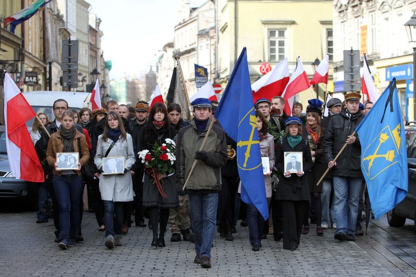 Kraków w żałobie po katastrofie pod Smoleńskiem (ZDJĘCIA)