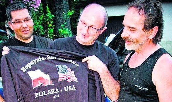 Stefan Gajda (w środku) przekazuje Leszkowi Duszy (z prawej) pamiątkę z wyprawy