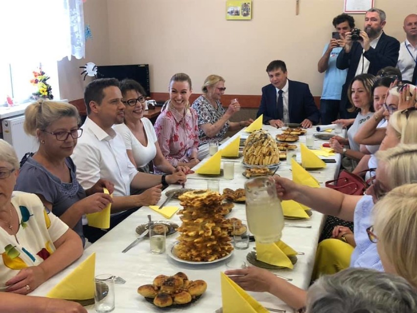 Wybory Prezydenta RP 2020. Koło Gospodyń Wiejskich w Sobolewie ugościło Rafała Trzaskowskiego sękaczem i mrowiskiem [Zdjęcia]