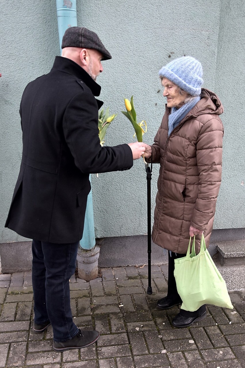 Przedstawiciele Stowarzyszenia Polska 2050 wręczyli pilankom kwiaty z okazji Dnia Kobiet. Zobacz zdjęcia