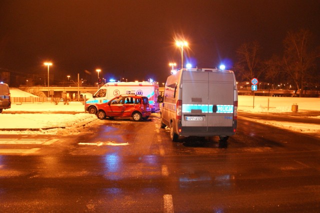 W poniedziałkowym wypadku rannych zostało dwóch policjantów drogówki.