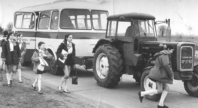 Przyczepy PO-1, były m.in. namiastkami współczesnych gimbusów. Widoczny na zdjęciu zestaw zapewniał w 1974 r. transport uczniów do szkoły podstawowej w Jelczu-Laskowicach