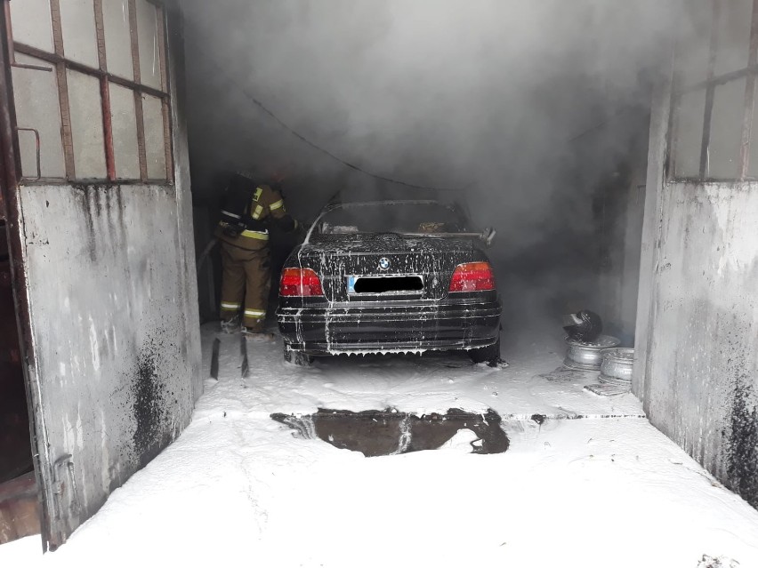 Skępe. BMW spłonęło w garażu. Trzy zastępy strażaków w akcji