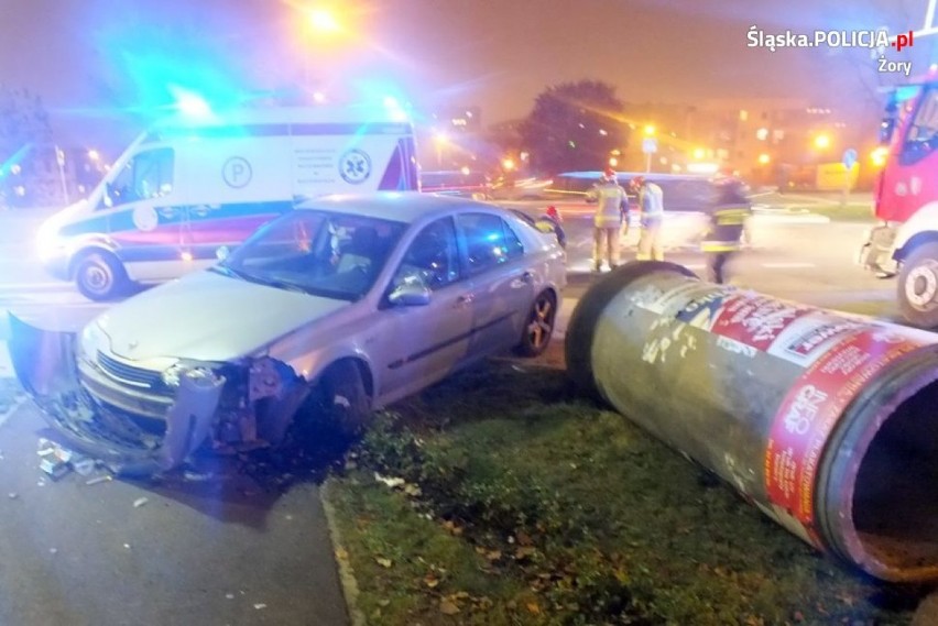 Samochód staranował słup ogłoszeniowy na Alei Jana Pawła II...