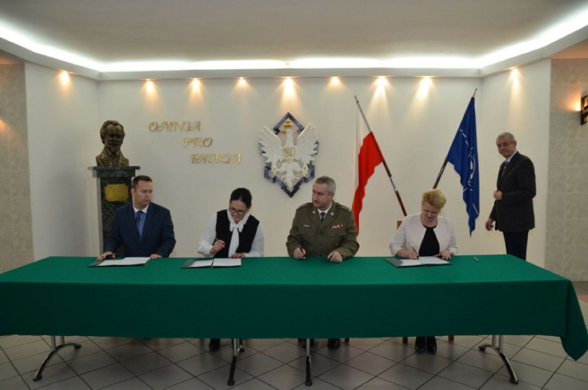 Pleszewskie liceum podpisało porozumienie o współpracy z Wojskową Akademią Techniczną
