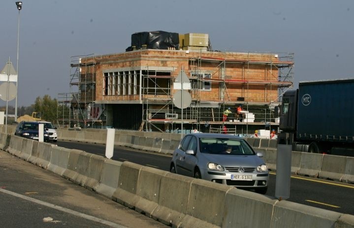 Budowa punktu poboru opłat na autostradzie, 3 km od...