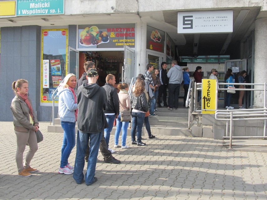 Wrocław: Po problemach z biletomatami, teraz kolejki po Urban Card (ZDJĘCIA)