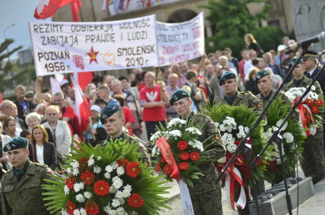 Zwolennicy Gazety Polskiej przyszli na obchody rocznicy Czerwca '56 z takimi transparentami.
