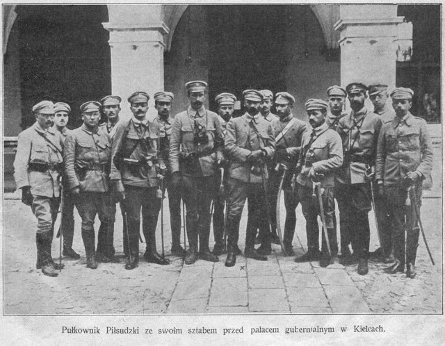 Józef Piłsudski i Kadrówka przez Pałacem Biskupim w Kielcach, 1914.