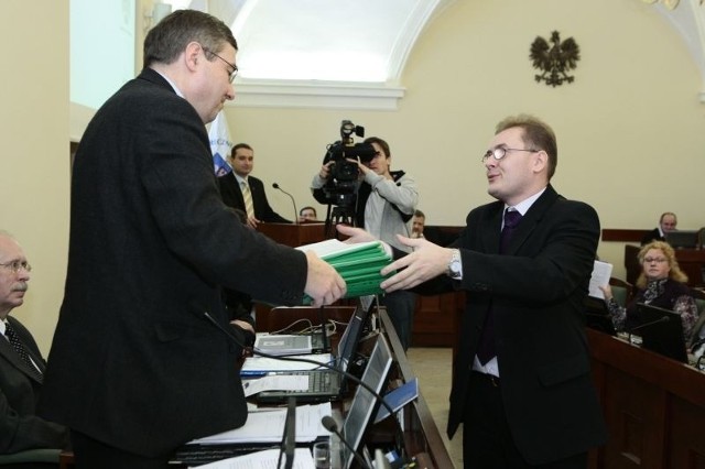 Adam Pawlik (z prawej) wręcza przewodniczącemu rady, Grzegorzowi Ganowiczowi prawie 15 tys. podpisów mieszkańców