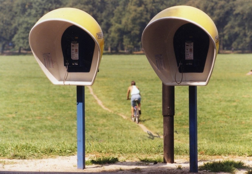 Budki telefoniczne przy Błoniach.