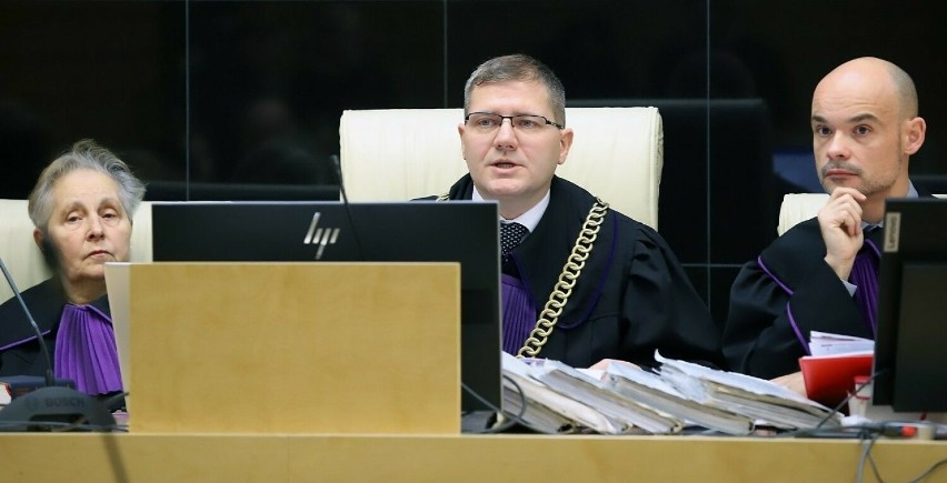 Sędzia Robert Szychowski (w środku)