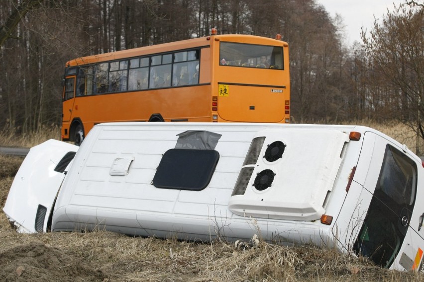 Wypadek busa pod Wrocławiem. 7 licealistów rannych (ZDJĘCIA)