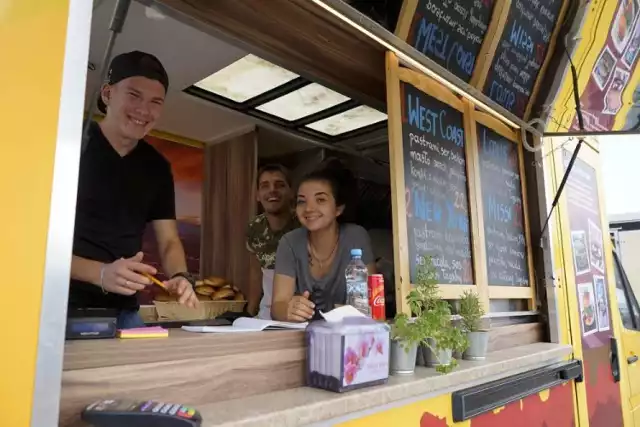 W weekend teren pod Areną wypełniły food trucki. To okazja dla wszystkich lubiących szybkie jedzenie i odpoczynek na świeżym powietrzu, zwłaszcza, że to ostatnia tegoroczna edycja Food Parku.