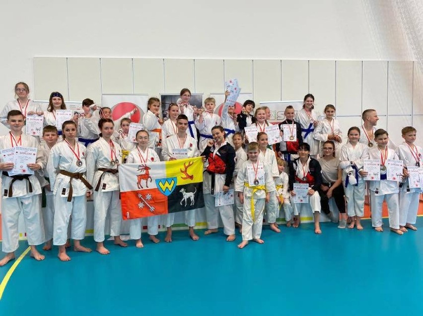 Karatecy z Żar nie zasypiają gruszek w popiele. Z mistrzostw Polski przywieźli nie worek, a 3 worki medali