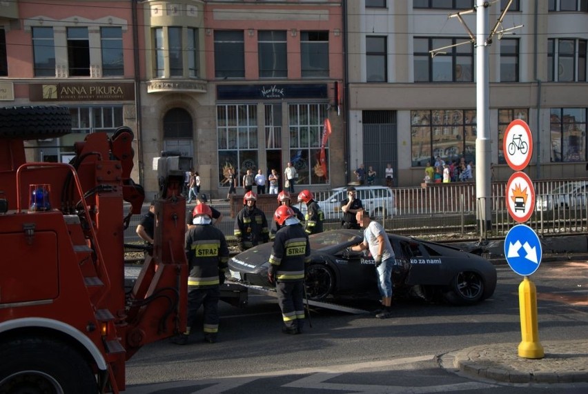 Wrocław: Lamborghini uderzyło w mur przy placu Dominikańskim (ZDJĘCIA, FILM)