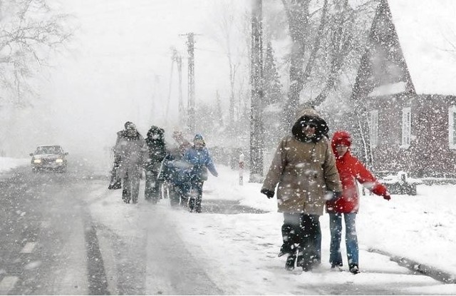 Śnieg, według prognoz meteorologów, dzisiaj również będzie padał.