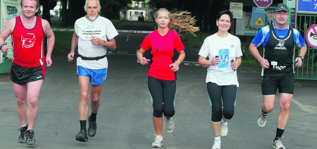 Maratończycy Anno Domini 2011: Jacek Jackowiak (filozof, który przybiegł na pierwsze zajęcia i został ich  koordynatorem), Andrzej Traler (inżynier), Sylwia Krauze (licealistka), Ma gda Solska (architekt w koszulce z Marathonu) i Paweł Wróblewski, chirurg-polityk