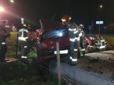 Koszmarny wypadek Rybniku. Auto uderzyło w fundament pod wieżę Eiffla - ZDJĘCIA. Dwie osoby wypadły z samochodu