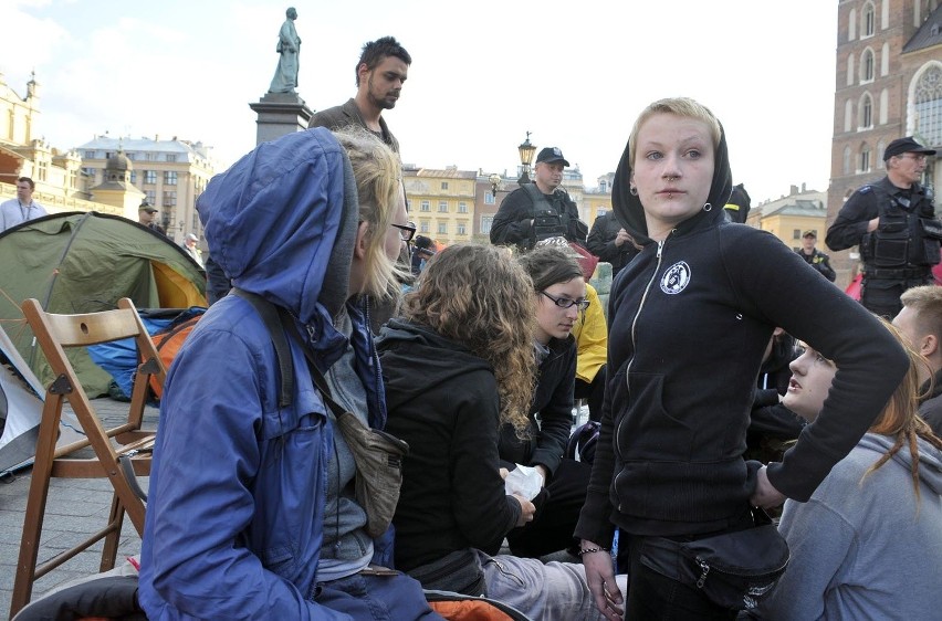 Policja usunęła protestujących z Rynku [ZDJĘCIA]